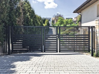 Hliníkové ploty motiv s individuálním rozložením. - dvoukřídlá brána s integrovanou brankou.
