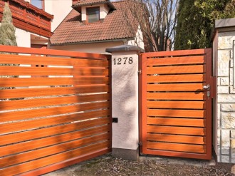 Hliníkové ploty motiv HV30 odstín třešeň - vstupní branka.