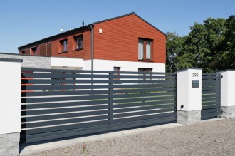 Hliníkové ploty motiv HV30 samonosná brána a vstupní branka.